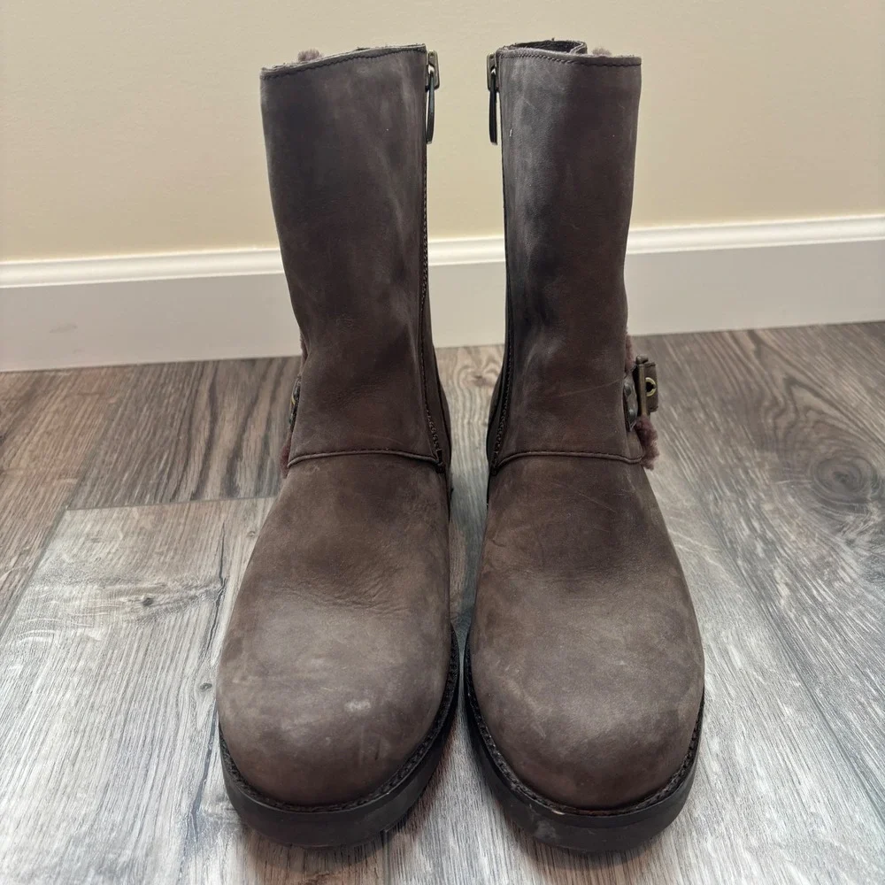 UGG Simmens Boot Size 10 Brown Leather Waterproof Shearling 1018607 Buckle